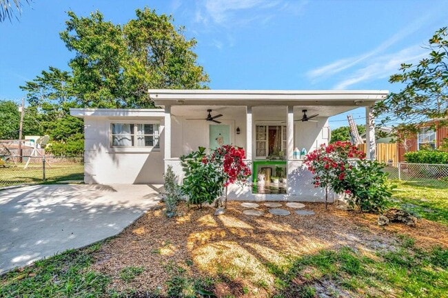 Building Photo - 237 SW 3rd Ave