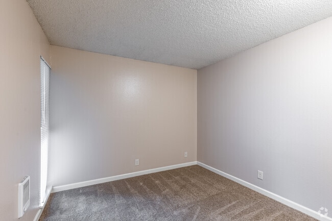 2BR, 1BA - 650SF