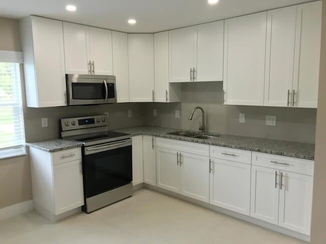 Building Photo - 17024 89th Pl N Unit Apt A