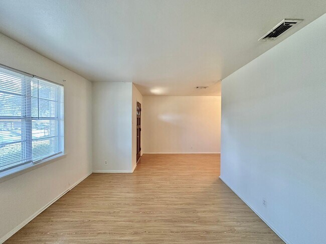 Photo - Discover this 3/2 home located in Mid-town...
