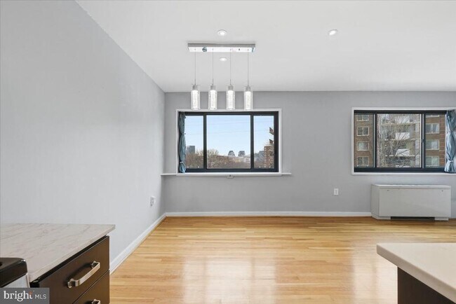 Building Photo - 1300 S Arlington Ridge Rd Unit 618