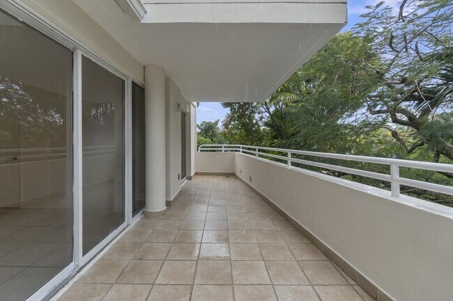 Building Photo - 2100 Brickell Ave Unit 305
