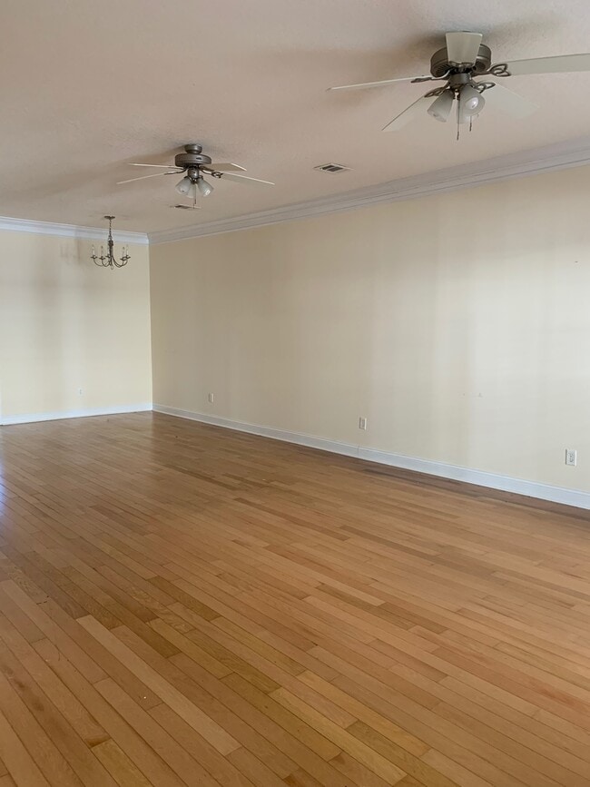 Photo - 408 Bradwell St