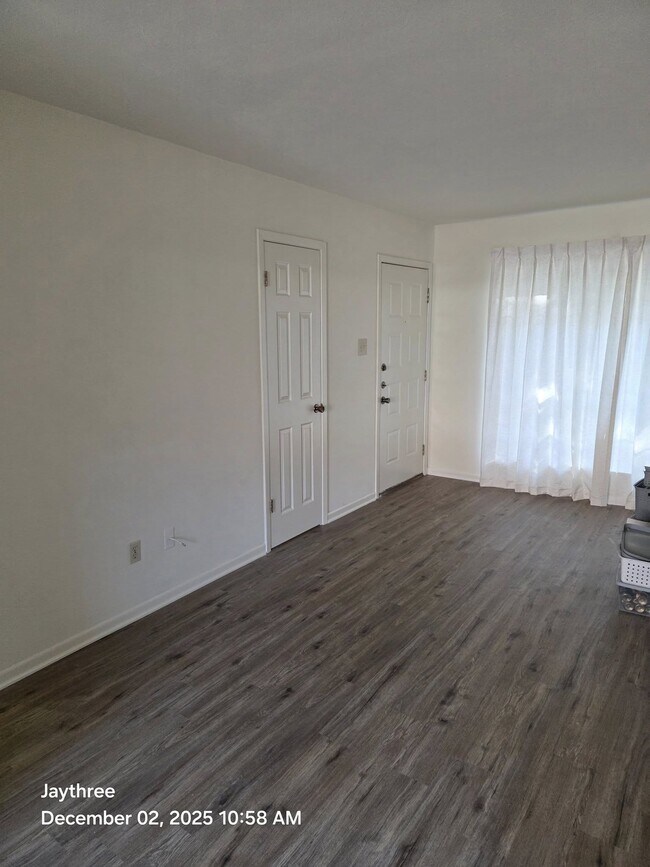 Living Room - 905 N 24th St Unit L