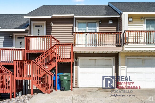 Building Photo - 3 bedroom 2 Bath Townhouse - 1 Car Garage