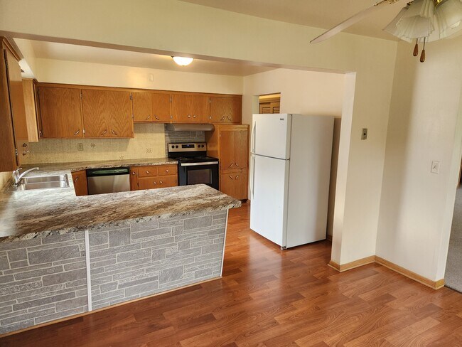 Photo - N 64 W23356-W24126 Main St