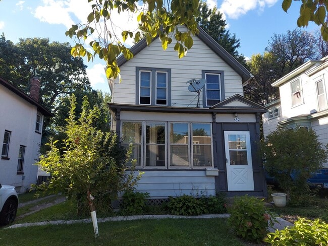 Building Photo - Stunning Single Family Home in Dayton's Bluff! Move in Specials