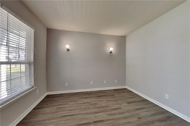 Photo - 1675 Huntcrest Park SW