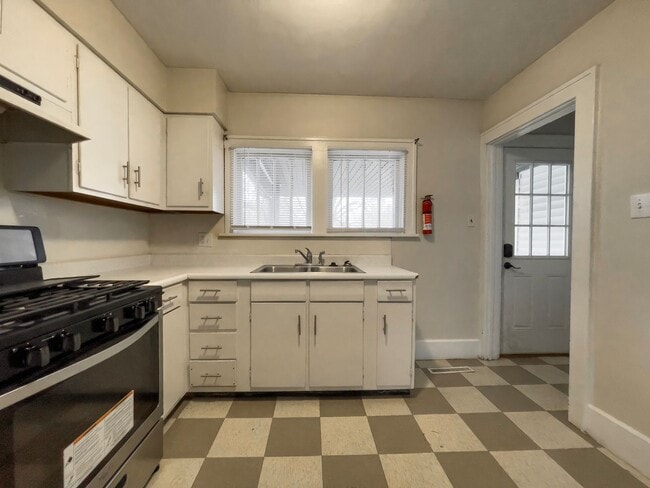 Photo - PRELEASING for AUGUST! Close to Campus