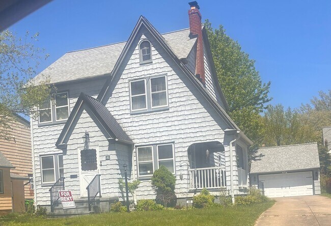 Photo - 45 E 211th St