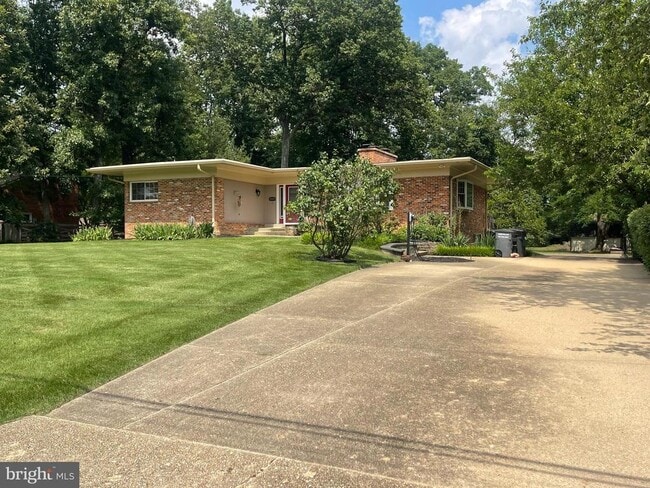 Building Photo - 3909 Pineland St