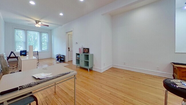 Duplexed Lakeview Three Bedroom Two Bath - Duplexed Lakeview Three Bedroom Two Bath Apartment Unit 1F