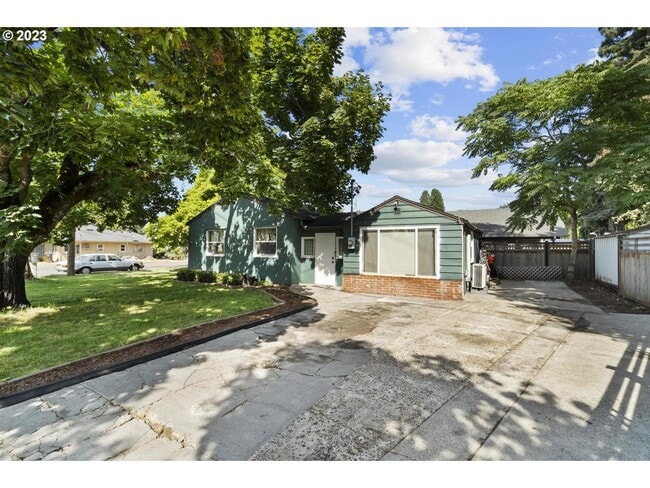 Photo - 3Bd/1Ba Mid Century Home In Canby~ A/C, 2 Additional Storage, and Spacious Yard!!!