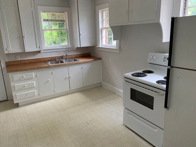 Photo - 2 Bed, 1 Bath in Rosewood | Available Late August