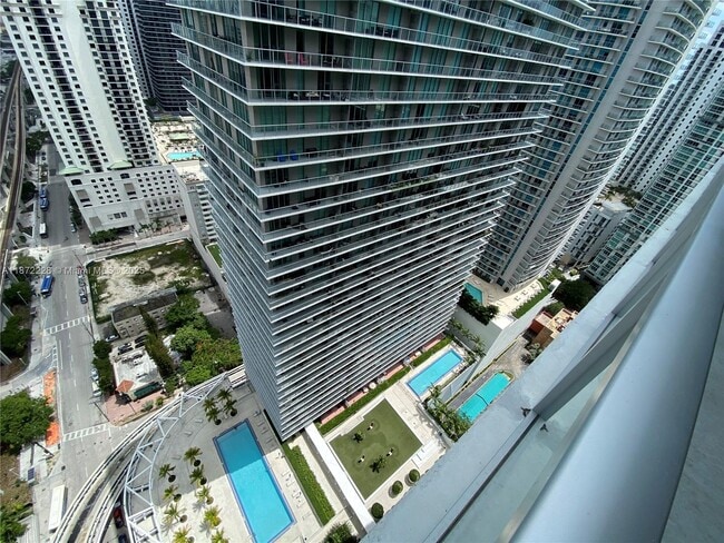 Building Photo - 79 SW 12th St Unit 3810-S Rental