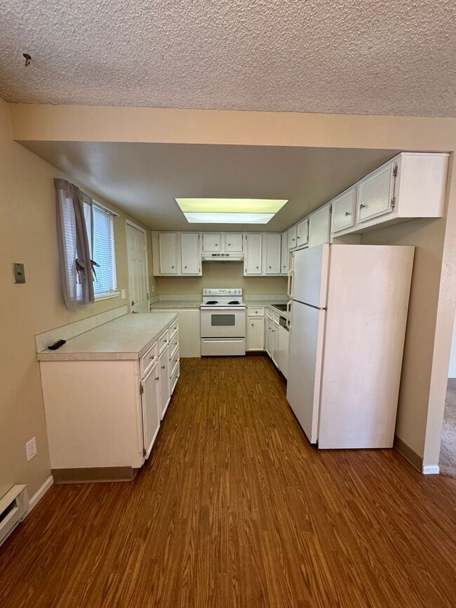 Building Photo - 2bdrm, 1 bath duplex with attached garage - Water/sewer and garbage included in monthly rent
