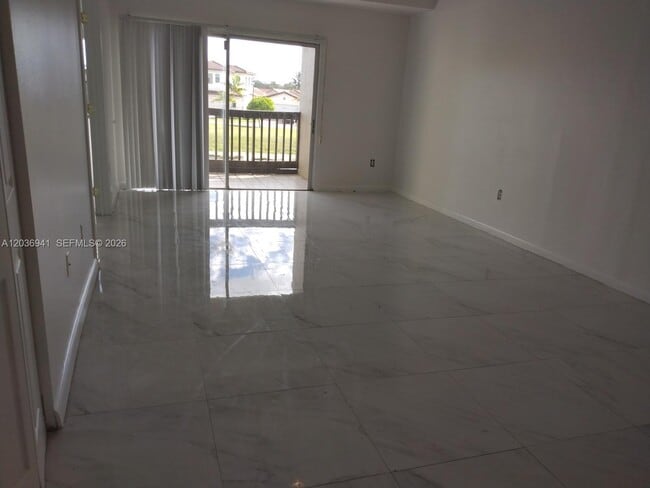 Photo - 805 SW 113th Way Unidad 805