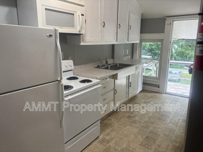 Photo - 1725 D Ave NE