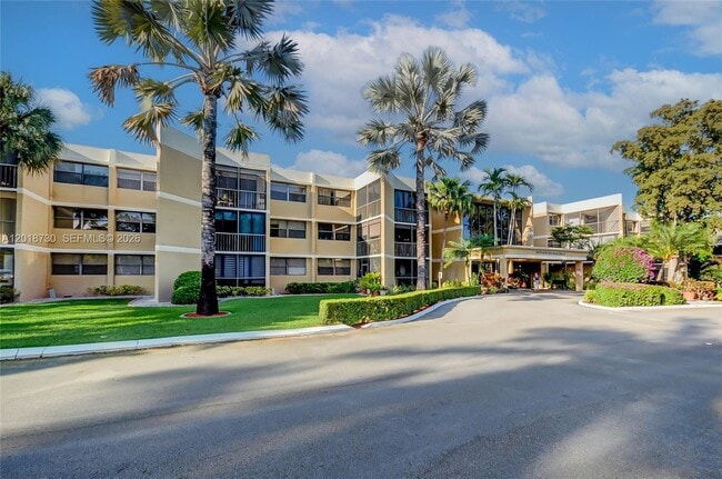 Building Photo - 16175 Golf Club Rd Unit 113