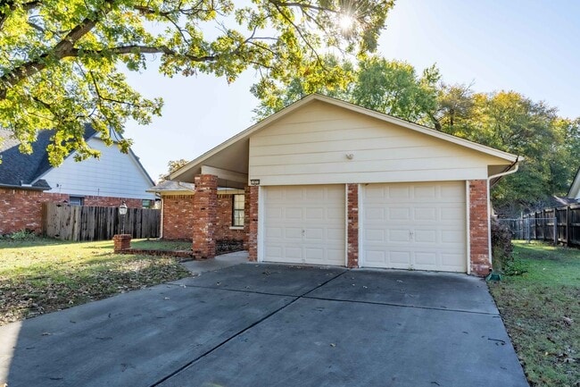Photo - 3 Bed / 2 Bath in Broken Arrow!