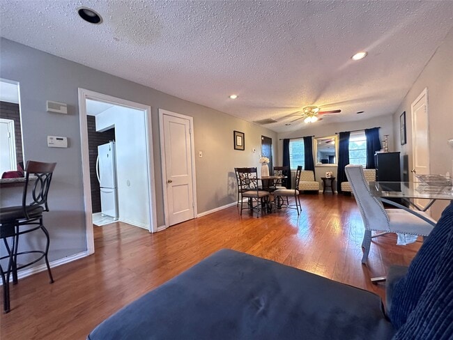 Building Photo - 5417 Ennis St Unit 3