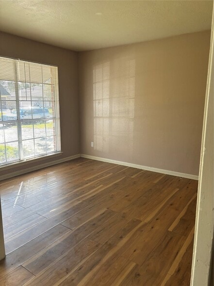 Photo - 2114 Yorktown Ct N