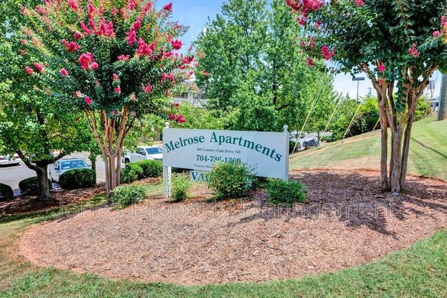 Building Photo - 303 Country Club Dr NE Rental