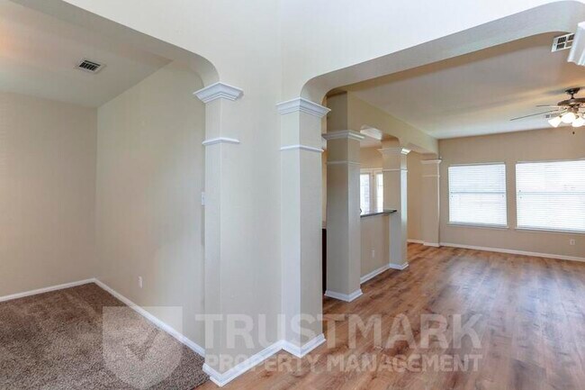 Photo - 212 Crowfoot Dr