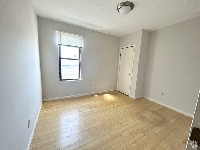 Building Photo - 1578 Tremont St Unit 4 Rental