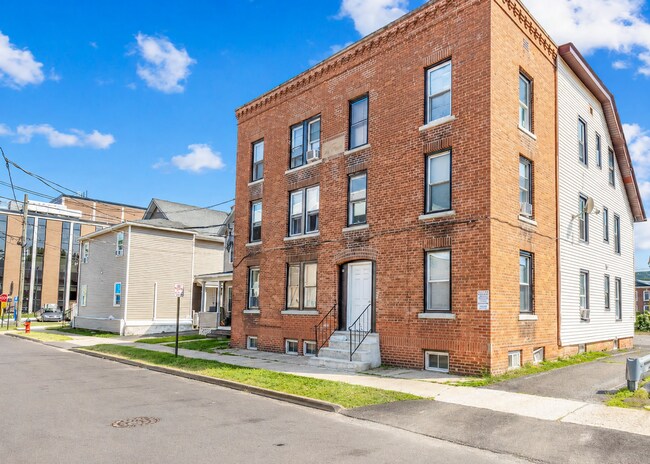 Building Photo - 83 Meadow St Unit 3E