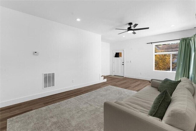 Photo - 598 Formwalt St SW