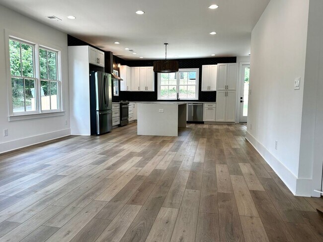 Photo - 192 Claire Dr SE