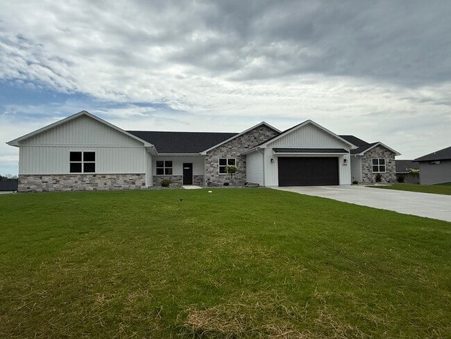 Building Photo - 2129 Clover Field Dr Rental
