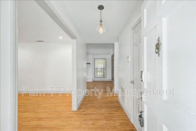 Photo - 211 Hillary Rd