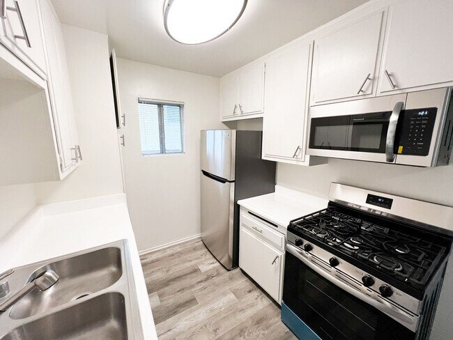 11118 Moorpark Apartments
