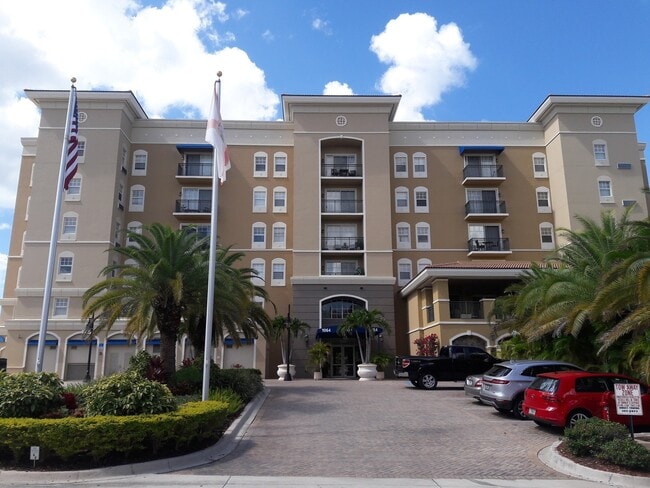 Building Photo - ANNUAL TURNKEY FURNISHED downtown Sarasota in luxury condominium!