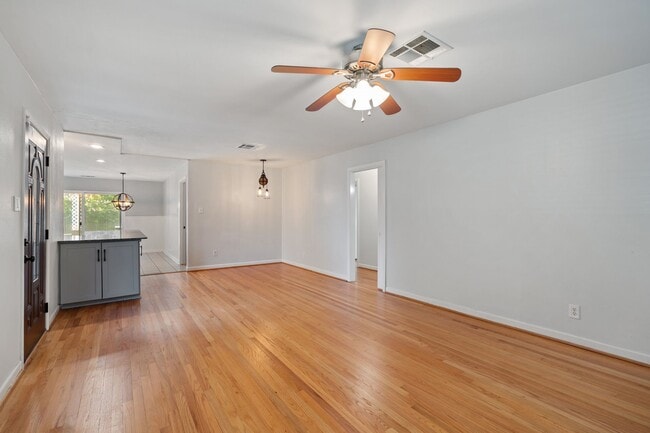 Photo - 5110 Hialeah Dr