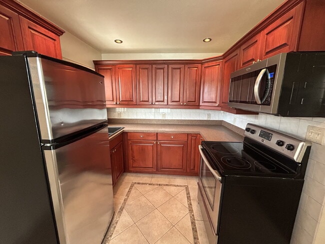 Building Photo - 2413 Burlington Ave N Unit A Rental