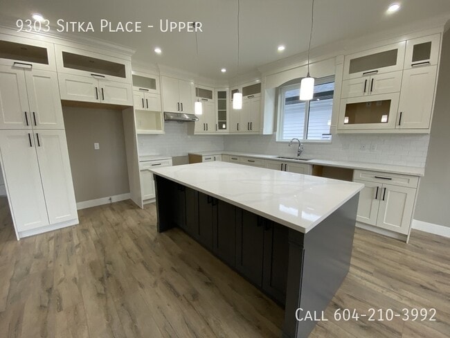 Building Photo - Beautiful Upper Home!