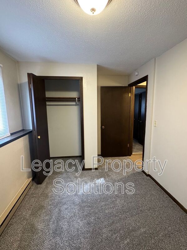 Building Photo - 206 1st St Rental