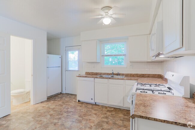 2BR, 1.5BA - 930 SF