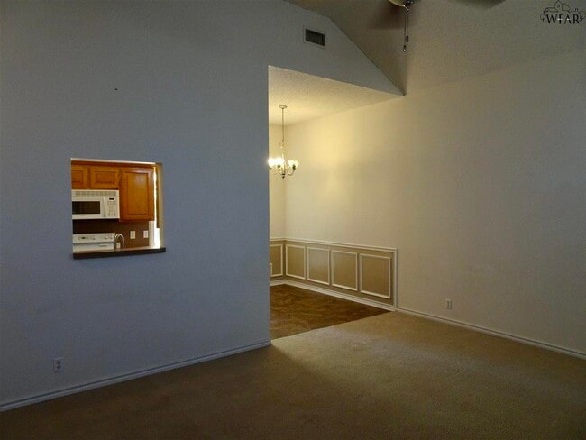 Photo - 405 Swenson St