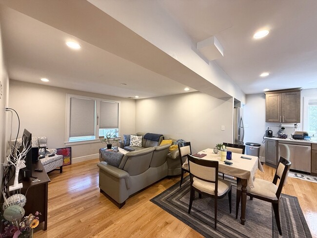 Building Photo - 821 Winthrop Ave Unit 2