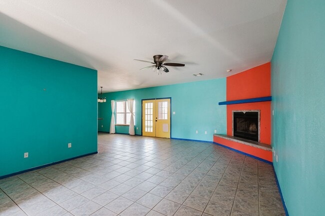 Photo - Spacious 4 Bedroom Home with Fireplace