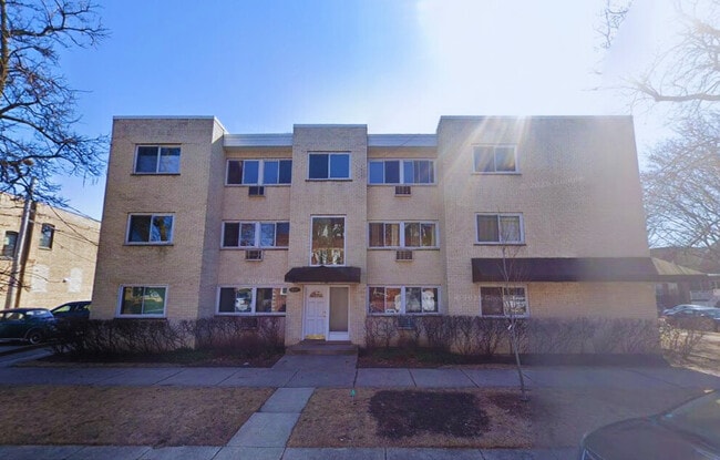 Building Photo - 1647 W Rascher Ave Unit 3W Rental