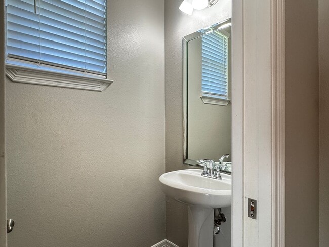 Photo - 5805 Thompson Pl