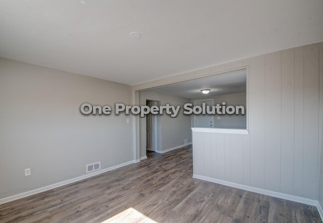 Photo - 5284 Broadway