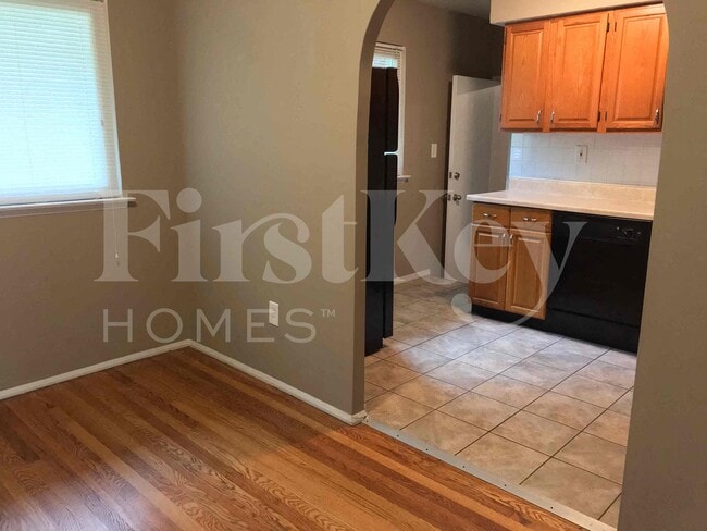 Photo - 910 Claver Ln