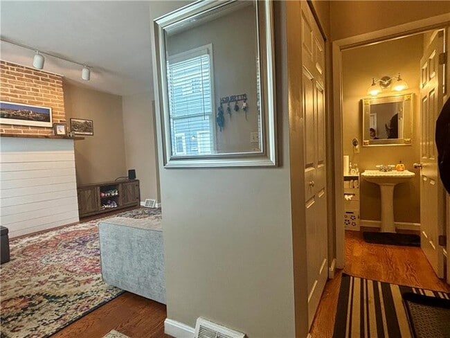 Photo - 2513 Larkins Wy