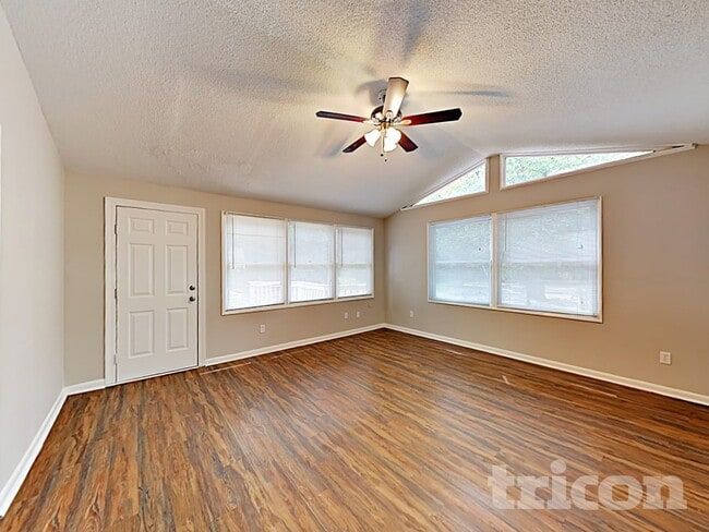 Photo - 204 Winslow Way
